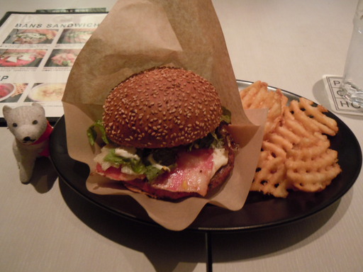 卵とベーコンのハンバーグサンド
