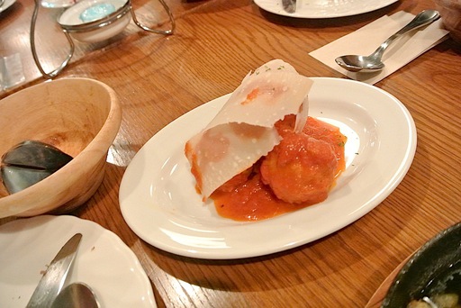 ぐつぐつ煮込んだイタリア風肉だんご