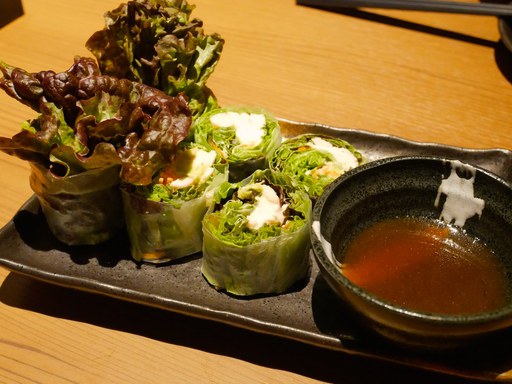 蒸し鶏とアボカドの生春巻き