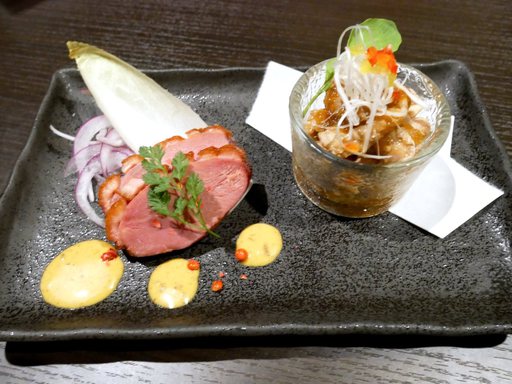 国産鶏せせりの柑橘ソース和えと鴨ロースのたたき