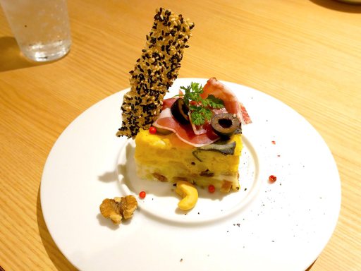 トリュフ薫るポテトサラダのケーキ仕立て