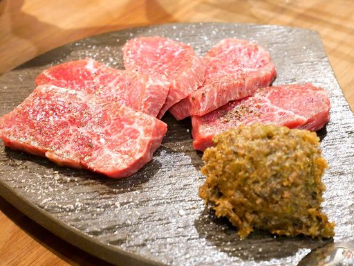 長野県産ふきのとう肉味噌をランプにのせて