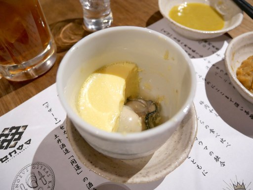 茶碗蒸しの中に牡蠣