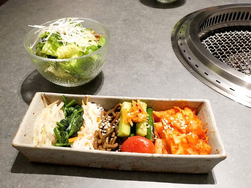 ナムル、キムチ盛り合わせとサラダ