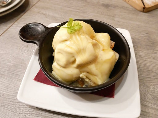 とろけるラクレットチーズとバニラアイスの甘〜いハチミツかけ