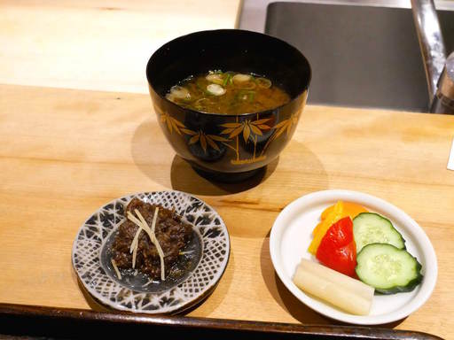 赤出汁、牛時雨煮、香の物