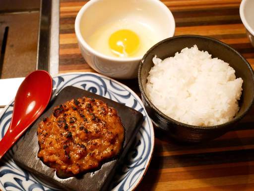 牛スープで炊いた銀白米とおかず焼き味噌、有機赤玉生卵