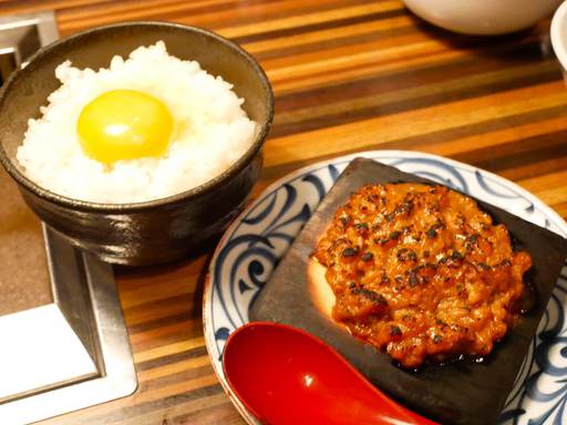 牛スープで炊いた銀白米とおかず焼き味噌、有機赤玉生卵