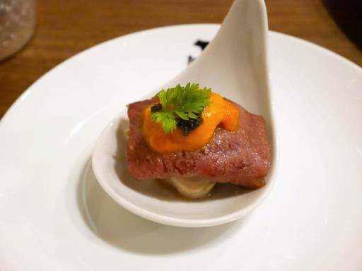 牡蠣と和牛のウニキャビアのせ