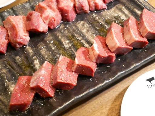 厚切りの特上タン with 牡蠣コンフィレモン