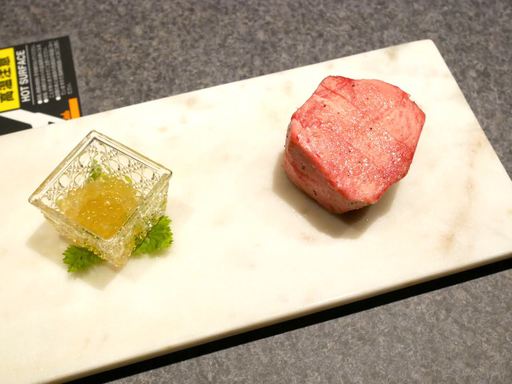 熟成和牛ダイヤモンド黒タン レモンパール添え