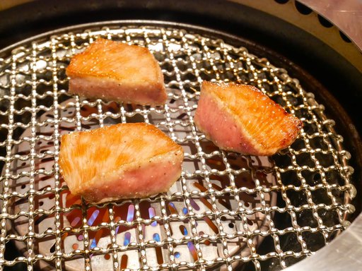 熟成和牛ダイヤモンド黒タン レモンパール添え