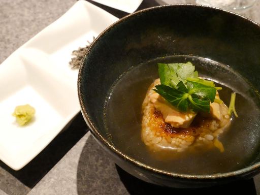 フォアグラを乗せた焼きおにぎり茶漬け
