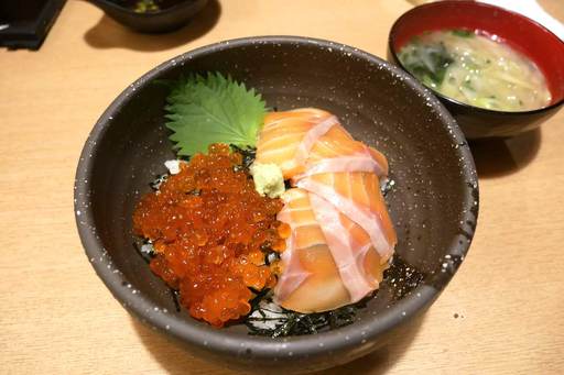 サーモンといくらの親子丼
