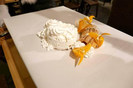 小さなホールケーキとシュー生地のロールケーキ
