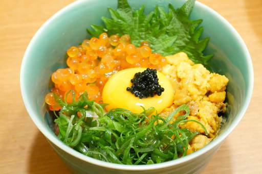 いくらと雲丹の豪華海鮮卵かけご飯