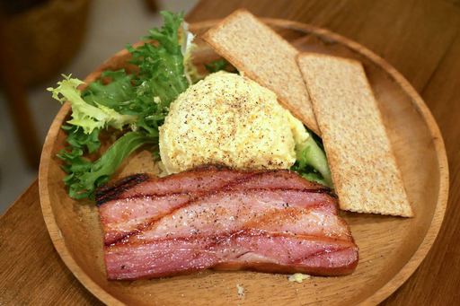 厚切りベーコンと燻製玉子のポテトサラダ