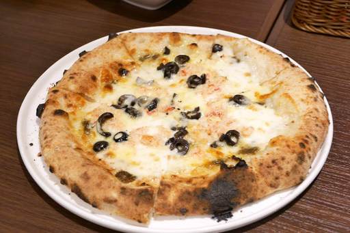本ズワイ蟹とオリーブのチーズピッツァ
