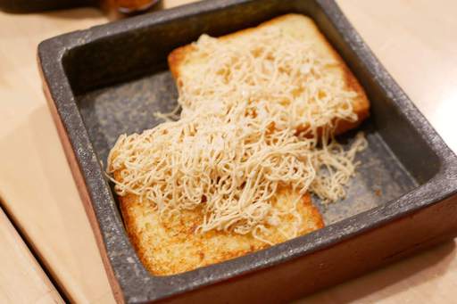 フォアグラの為に焼かれたブリオッシュとそのブリオッシュの為に作られたフォアグラバター