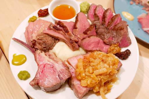 低温調理で仕上げた極上肉盛り合わせ贅沢５種