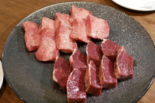 厚切りの特上タンと特上ハツ