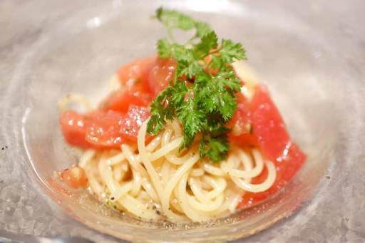 〆の冷麺代わりに冷静トマトソースのパスタ