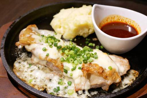 阿波尾鶏の鉄板麻辣チーズ焼き