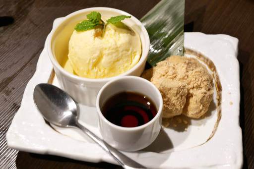 わらび餅バニラアイスの黒蜜掛け