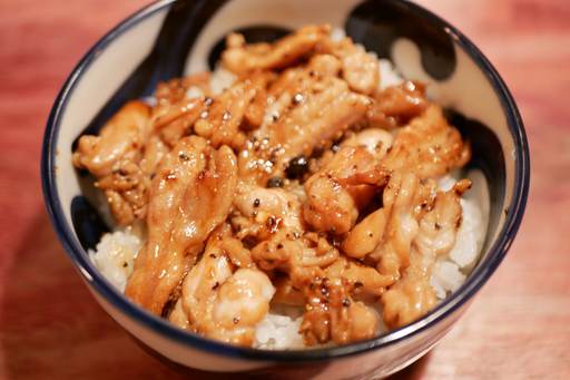 鶏せせり黒胡椒炒め丼セット