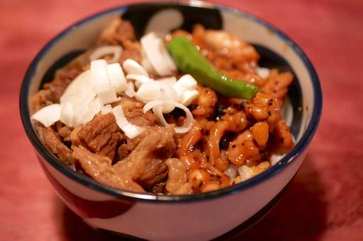 鶏せせり黒胡椒炒め丼&牛スジ煮込み丼