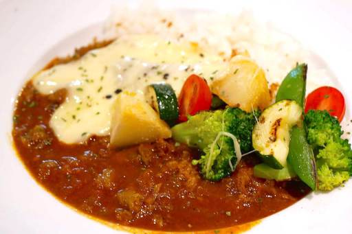 とっても柔らか牛すじカレーライス ミニサラダ ワンドリンク付き