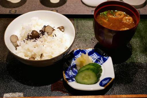 零余子御飯 赤出汁 掬い豆腐 三つ葉 巻麩