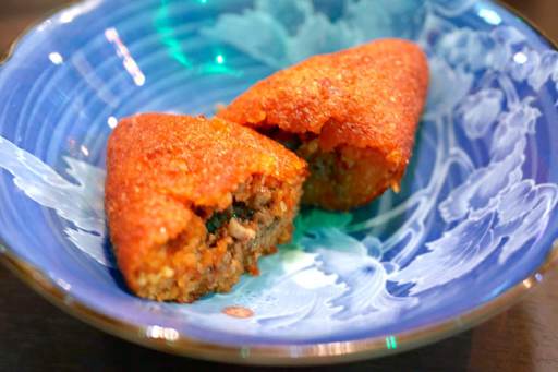 牛ひき肉団子のブルグル包み揚げ