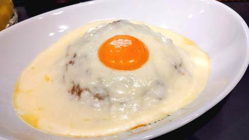 月見キーマカレー ドレスド モッツァレラ