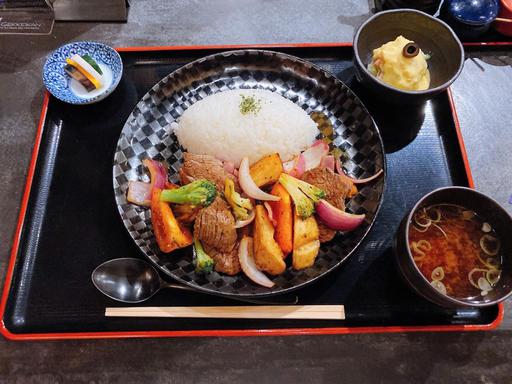 ロモサルタード定食