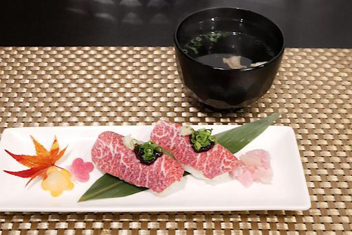 霜降り馬刺しのにぎり寿司と馬ほほ肉出汁の澄まし汁