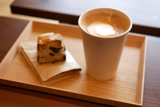 カフェラテと本日のスコーン
