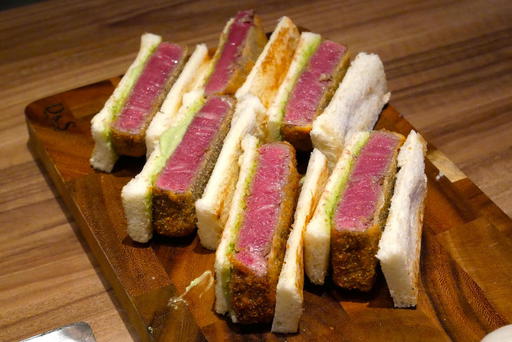 青唐辛子の牛ヒレカツサンド ずらり