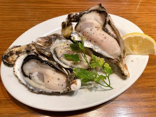 兵庫県室津産と北海道仙鳳趾産の生牡蠣