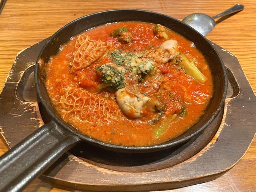 牡蠣とトリッパのピリ辛トマト煮込み