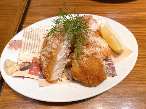 カジキ鮪のチーズカツレツ　レフォールとブラック岩塩で