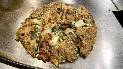 冬季限定、牡蠣入りねぎ焼き