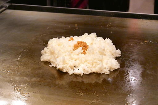 食事　ガーリックライス、香の物、赤出汁