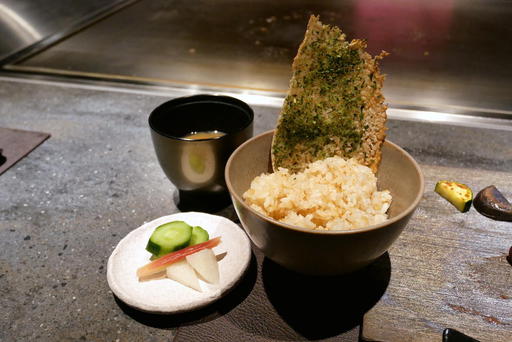 食事　ガーリックライス、香の物、赤出汁