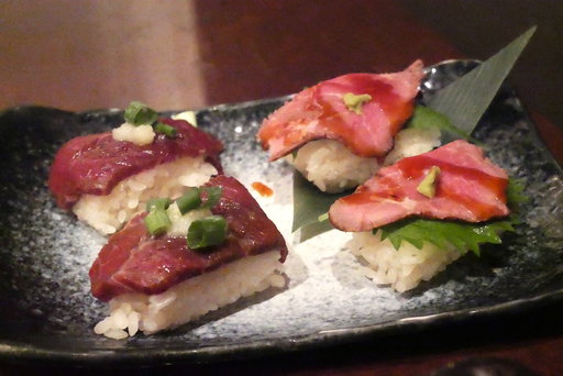 和牛・馬肉の炙り肉寿司