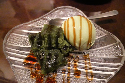 わらび餅と抹茶アイスの 黒蜜ソースかけ