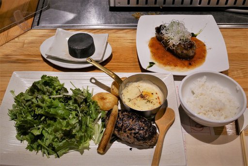 色々チーズの濃厚ハンバーグ ブラウンスイス牛と、うちの婆ちゃんの三升漬けを使った照り焼きソース エゾ鹿ハンバーグ