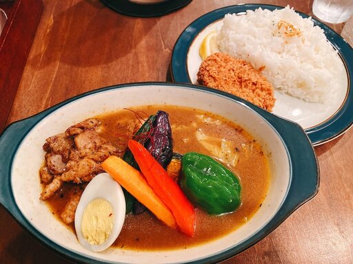 Mama KAYのジャークチキンカレーとオトナのごちそうコロッケ