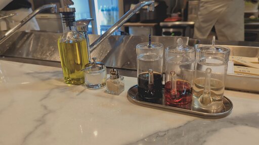 カウンターの調味料たち