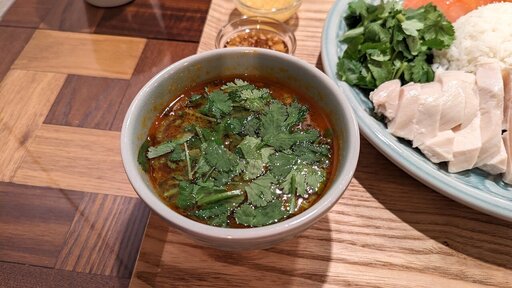 菜彩鶏だしトムヤム風スープ(パクチー入り)